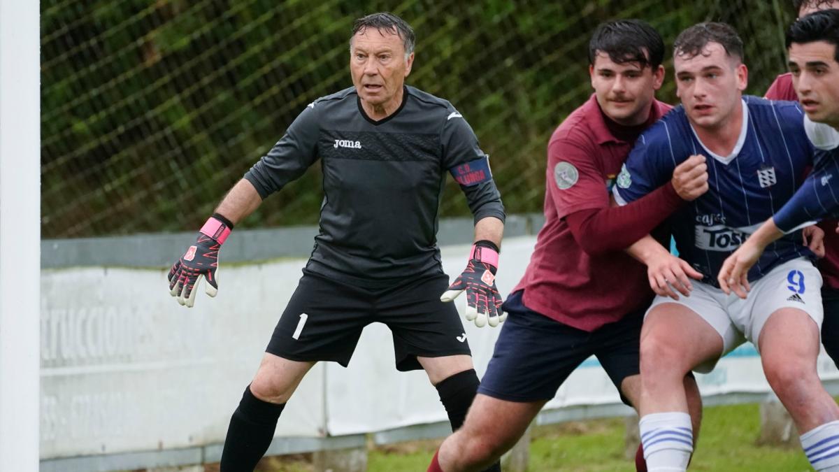 Histórico: Ángel Mateos vuelve a ponerse bajo los palos en un partido oficial con 70 años
