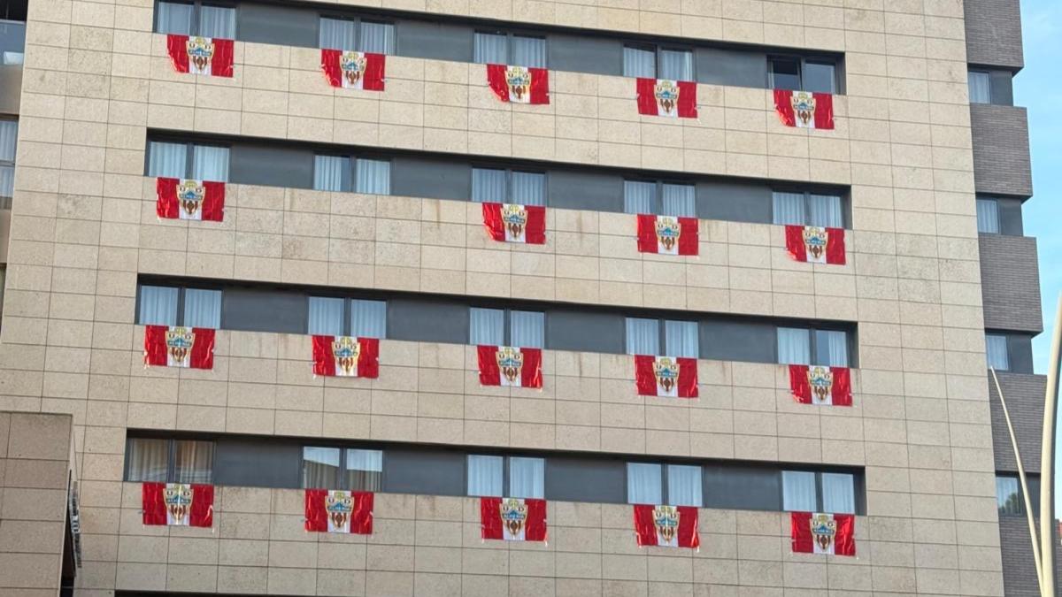 Almería se tiñe de rojiblanco