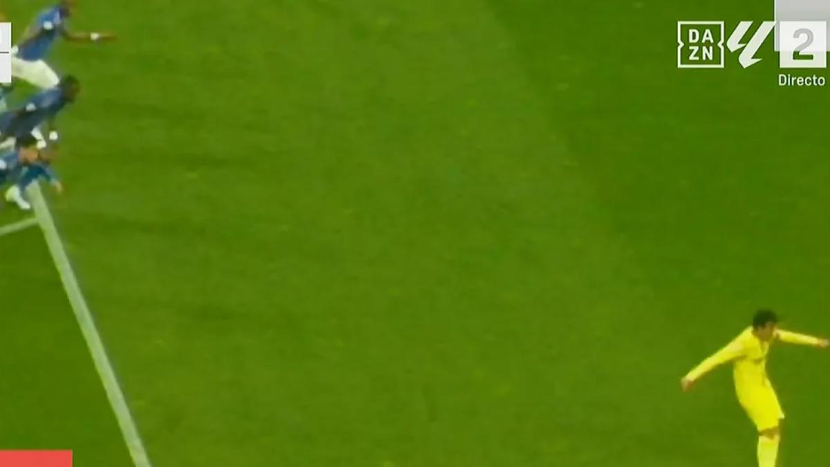 El 'doble penalti' del Villarreal: Pépé 'salva' a Parejo tras su error