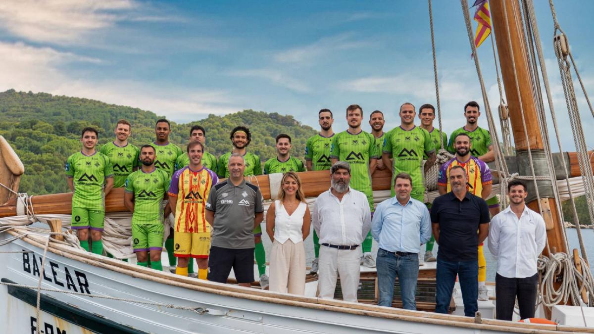 Histórica foto oficial de Illes Balears Palma Futsal a bordo de la 'Balear'