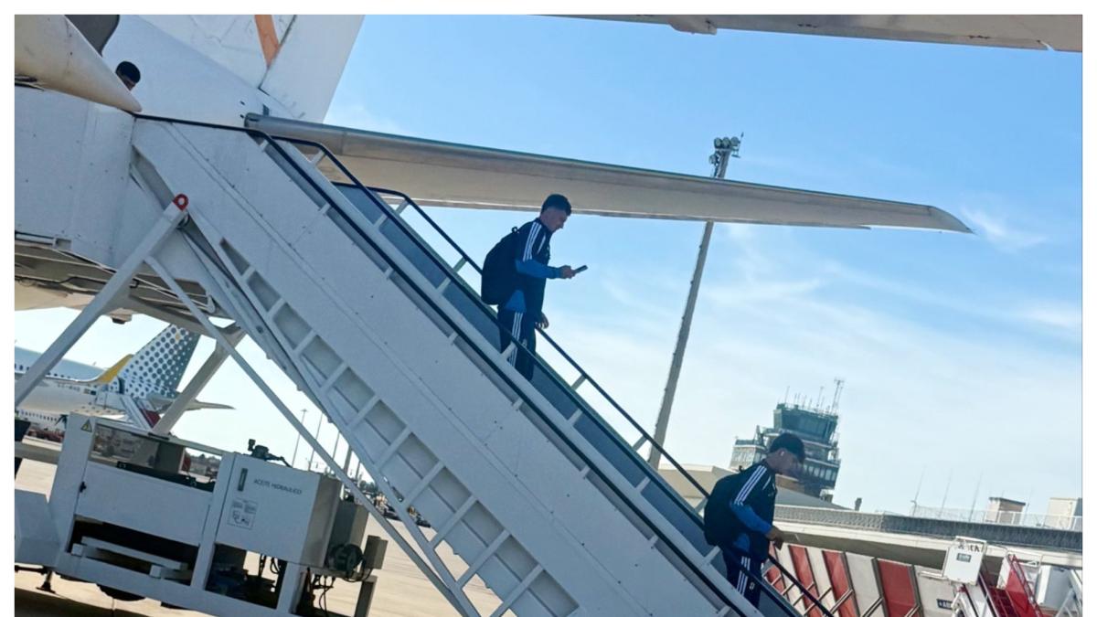 El caótico viaje del Oviedo a Almería: ¡aterriza apenas cinco horas antes del partido!