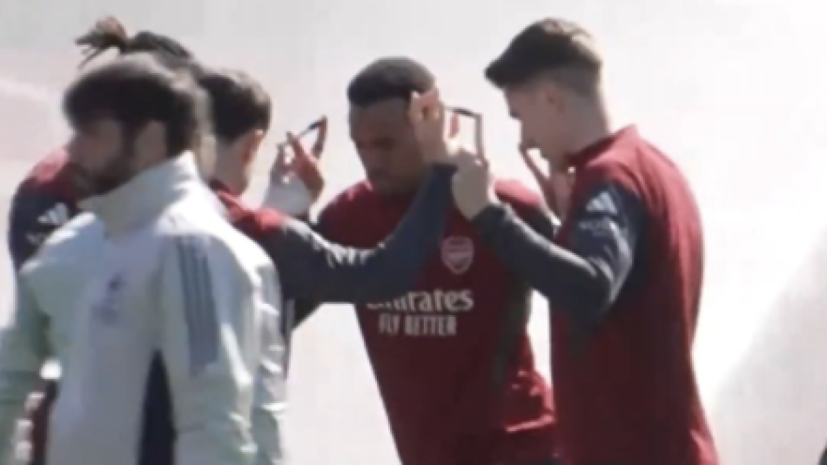 Novedoso entrenamiento del Arsenal: ejercicios con balón... ¡con bolígrafos de por medio!