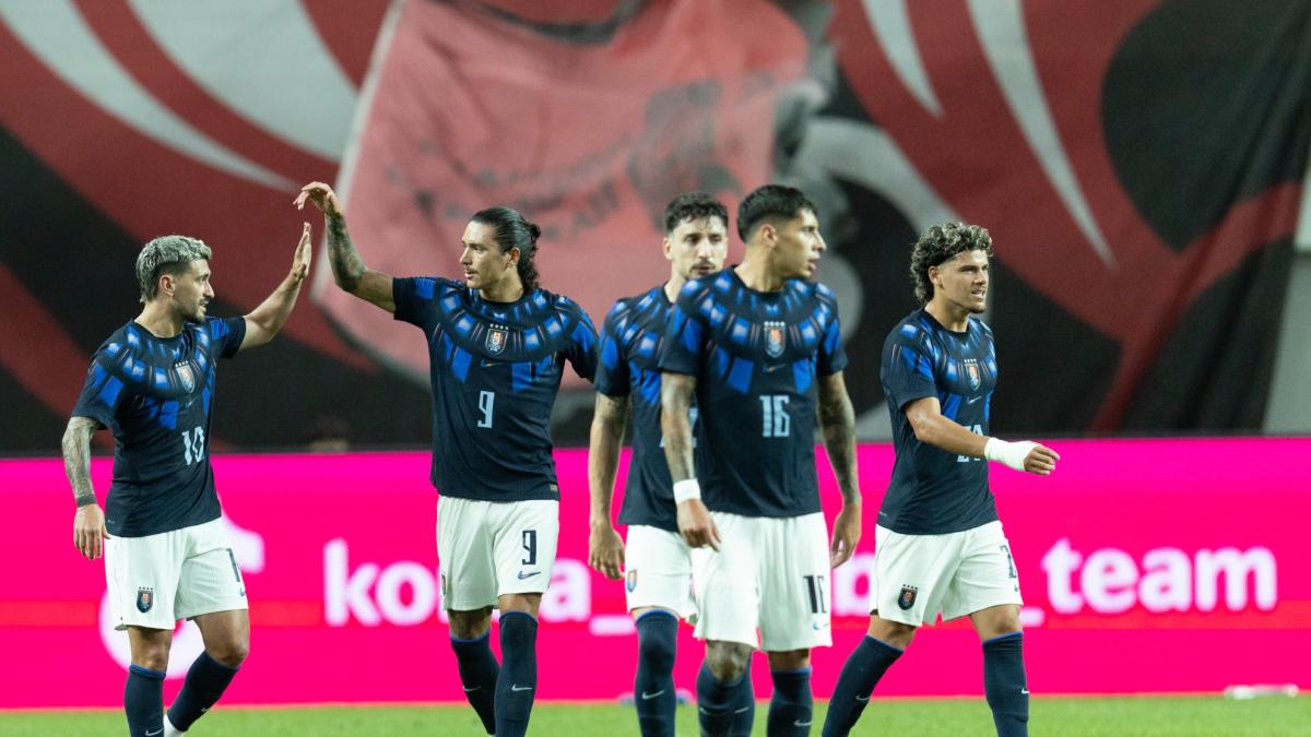 La Uruguay de Forlán desborda a Robert Moreno y Kang in Lee