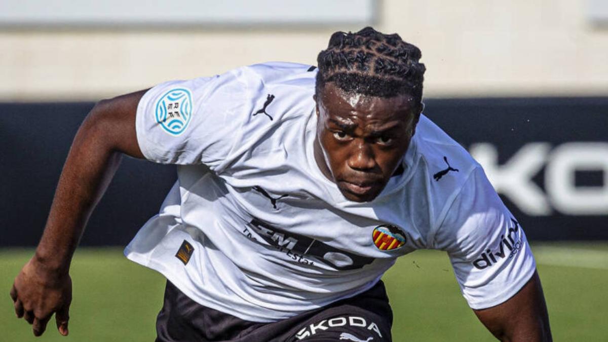 David Otorbi, el 'niño récord' del Valencia sigue con su sueño