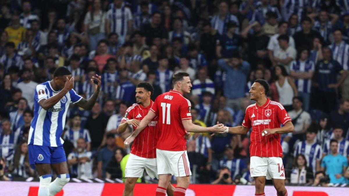 El Nottingham Forest incendia Do Dragao