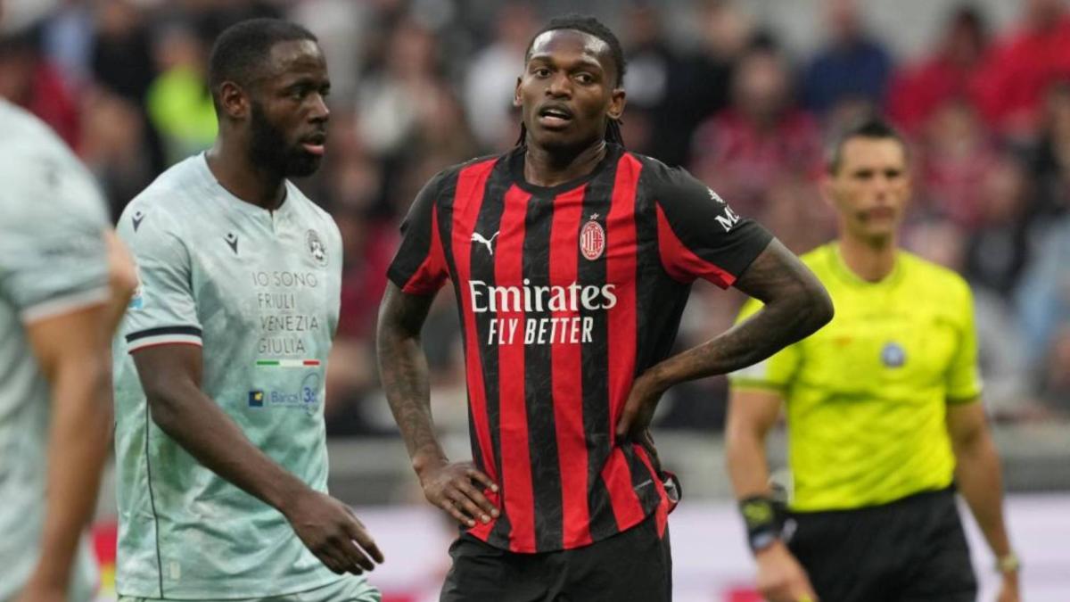 Continúan las críticas a Leão: "Debería haberse ido del Milan del brazo de Theo"