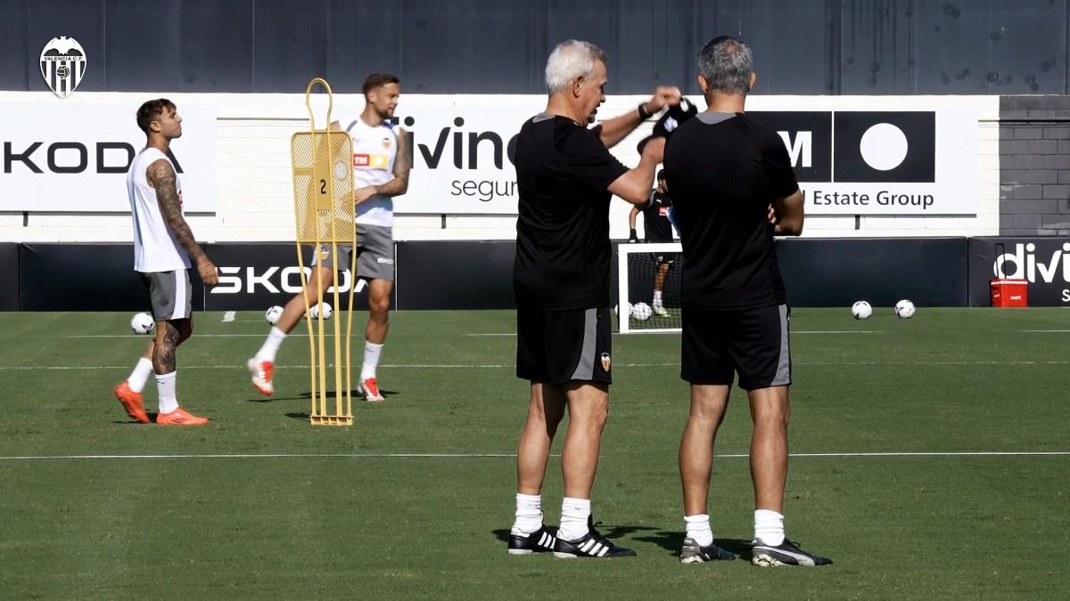 Javier Aguirre dirige su primer entrenamiento al frente del Valencia en la ciudad deportiva