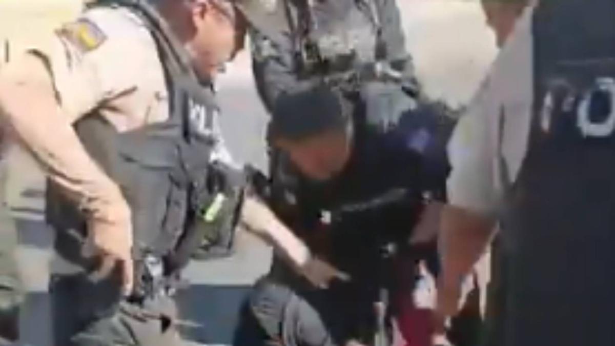 Un futbolista que jugó un Mundial se salva de ser linchado al ser detenido por atracador: la caída de 'El Diablito'