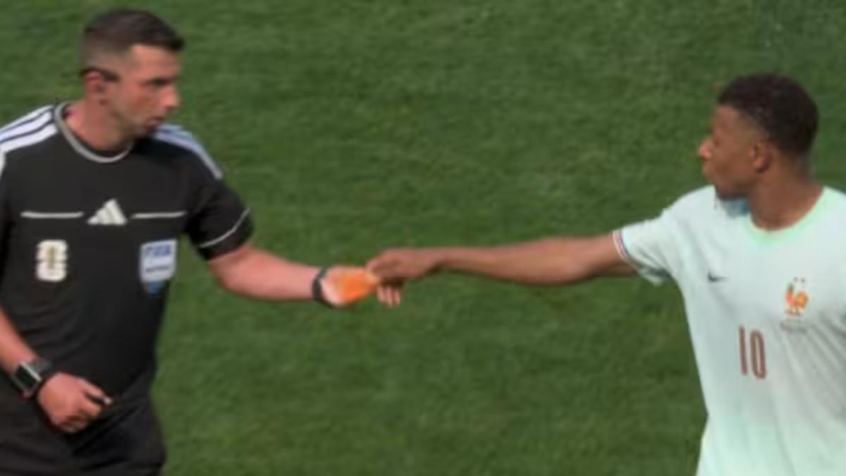 La nueva norma de los cambios deja la imagen más surrealista: Mbappé le dio el brazalete al árbitro
