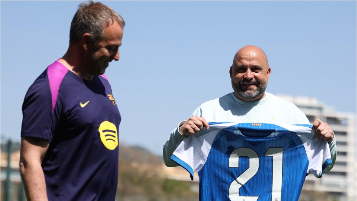 Flick y Manolo se desean suerte con la camiseta de Gavi y Jarque