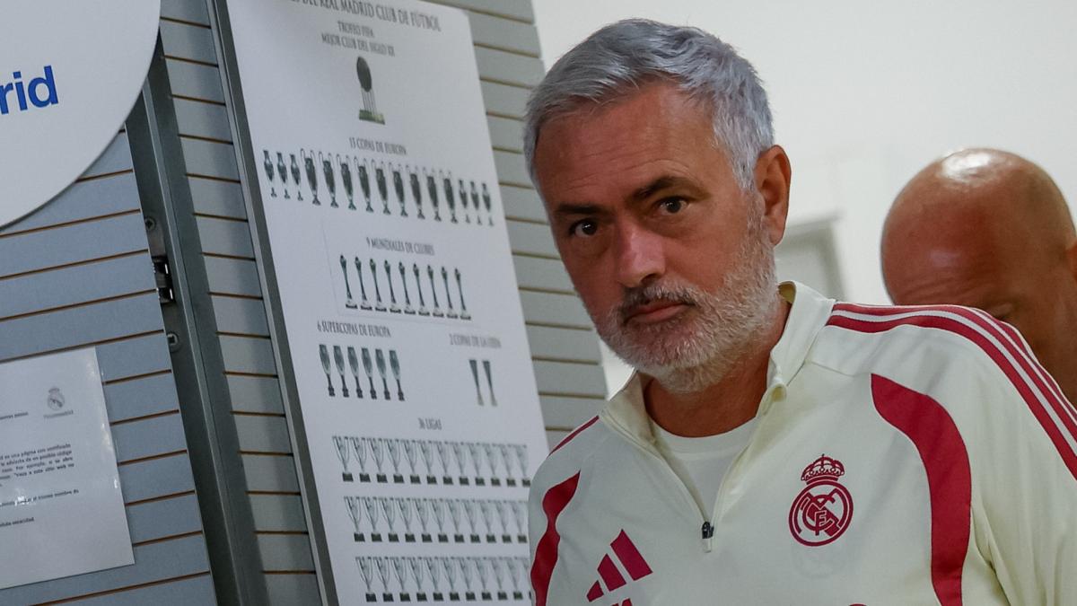 Mourinho: "Lo que hace intocables a los jugadores es su nivel en el campo"