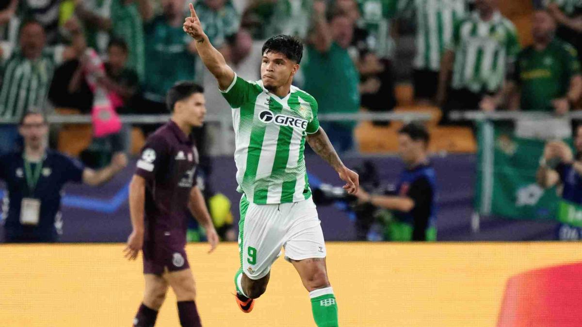 Cucho Hernández, principal ausencia a dos días de recibir al Feyenoord