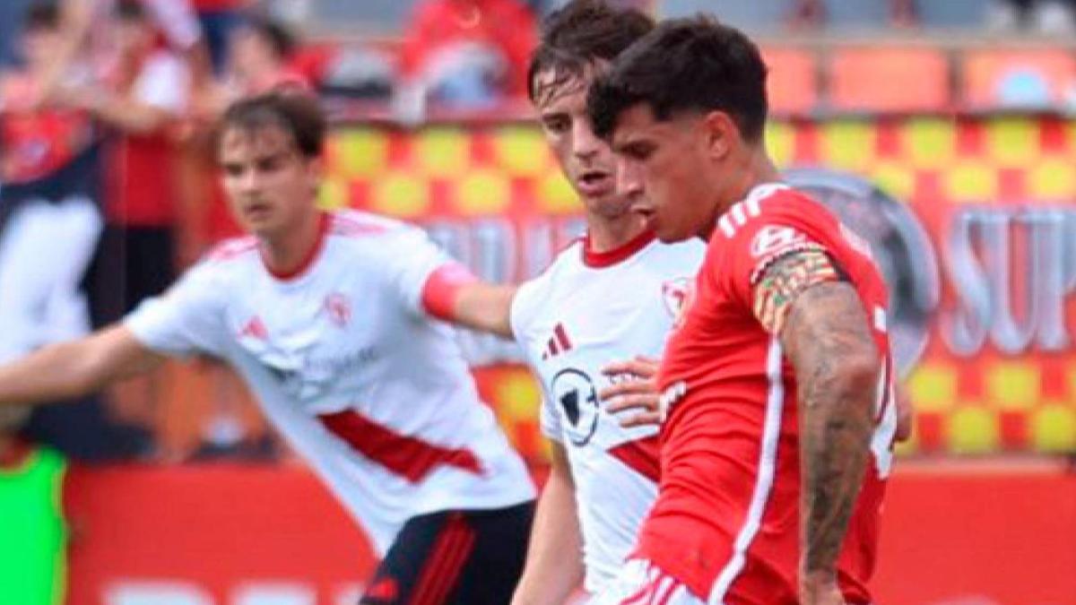 El capitán Oscar Sanz sale al rescate del Nàstic