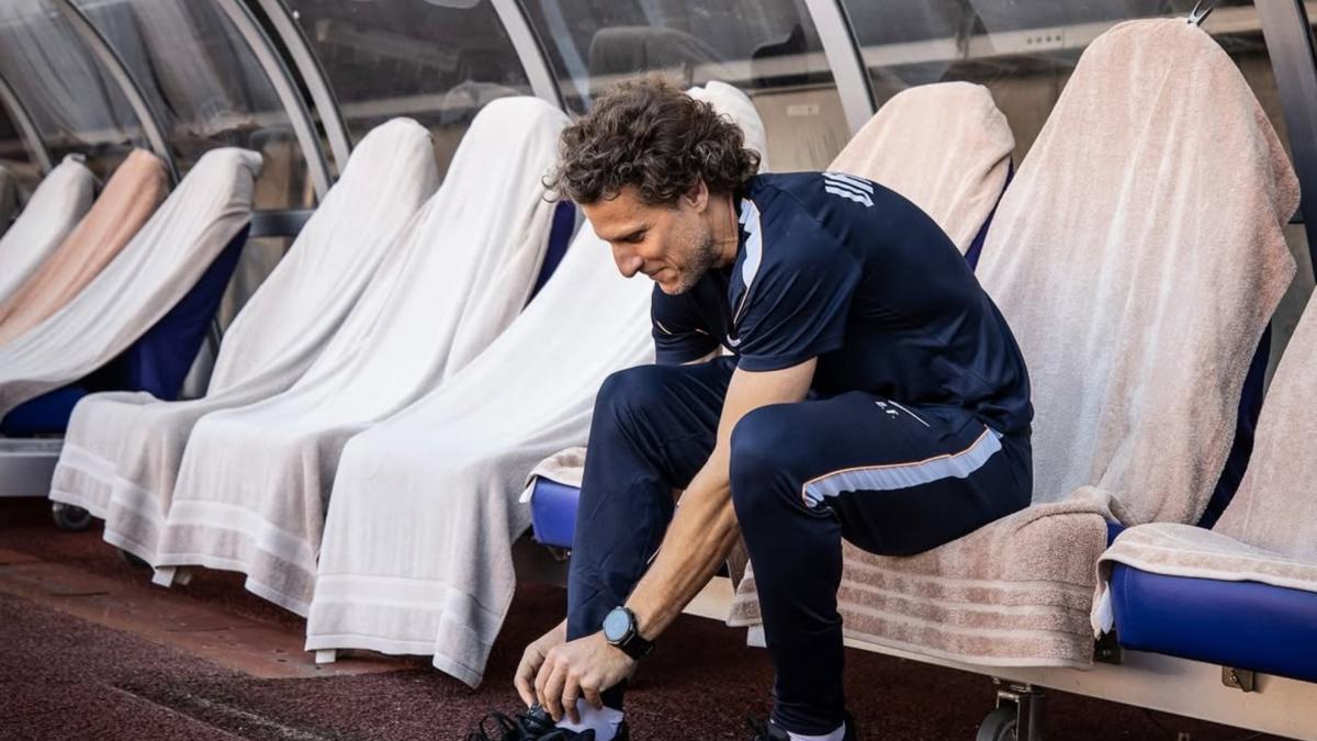 Forlán debuta en Uruguay sin Valverde y con una cruel derrota ante Japón... en el centenario de Giménez