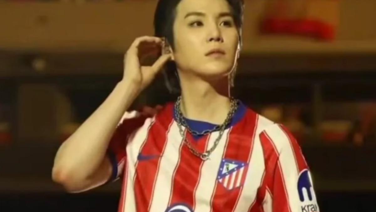 Suga 'filtra' la nueva camiseta del Atlético... ¡en pleno concierto y antes que el propio club!