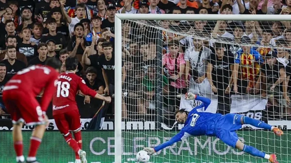 Carlos Soler no perdona al Valencia