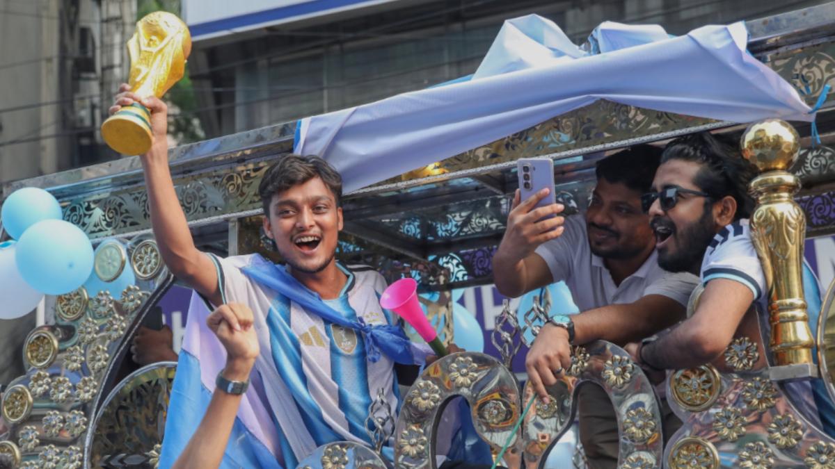 Bangladés no juega el Mundial pero lo cose: de 150 camisetas al día a 5.000 por el Mundial