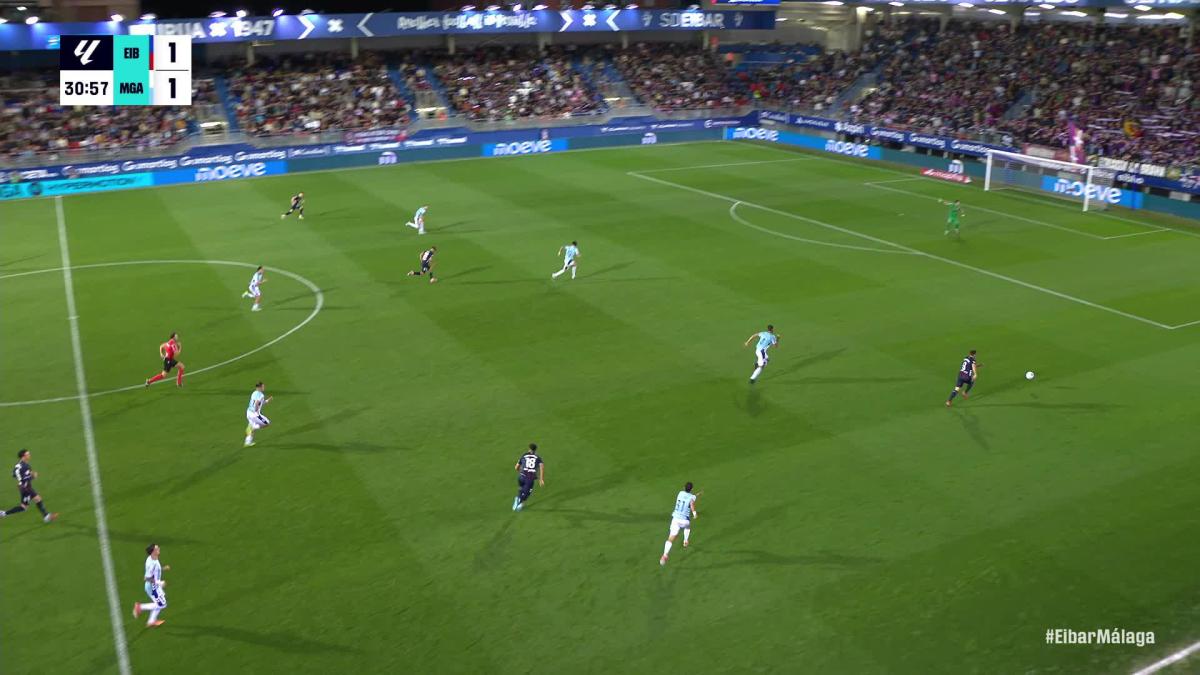 Un inconformista Málaga asalta Ipurua y regresa a la zona noble a costa del Eibar