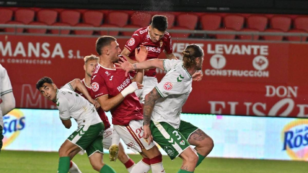 El gol de Bassele vuelve a meter al Murcia en peligro de descenso