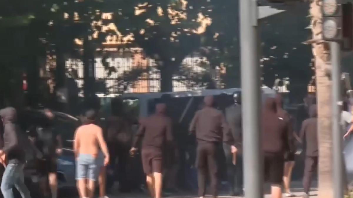 Batalla campal entre ultras del Levante y el Sevilla en la previa del partido