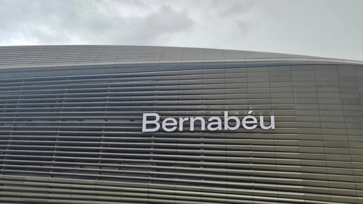 El escudo vuelve a la fachada del Bernabéu
