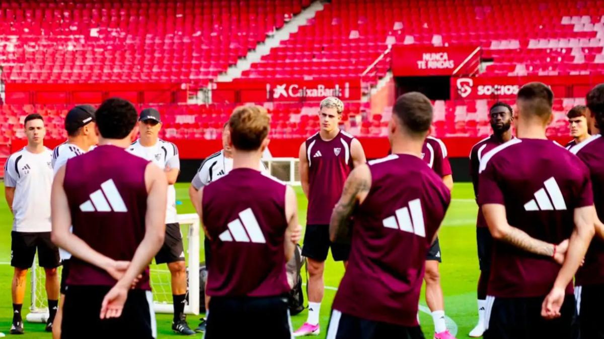 Robbie Ure se entrena con el equipo en la previa del Sevilla-Rayo