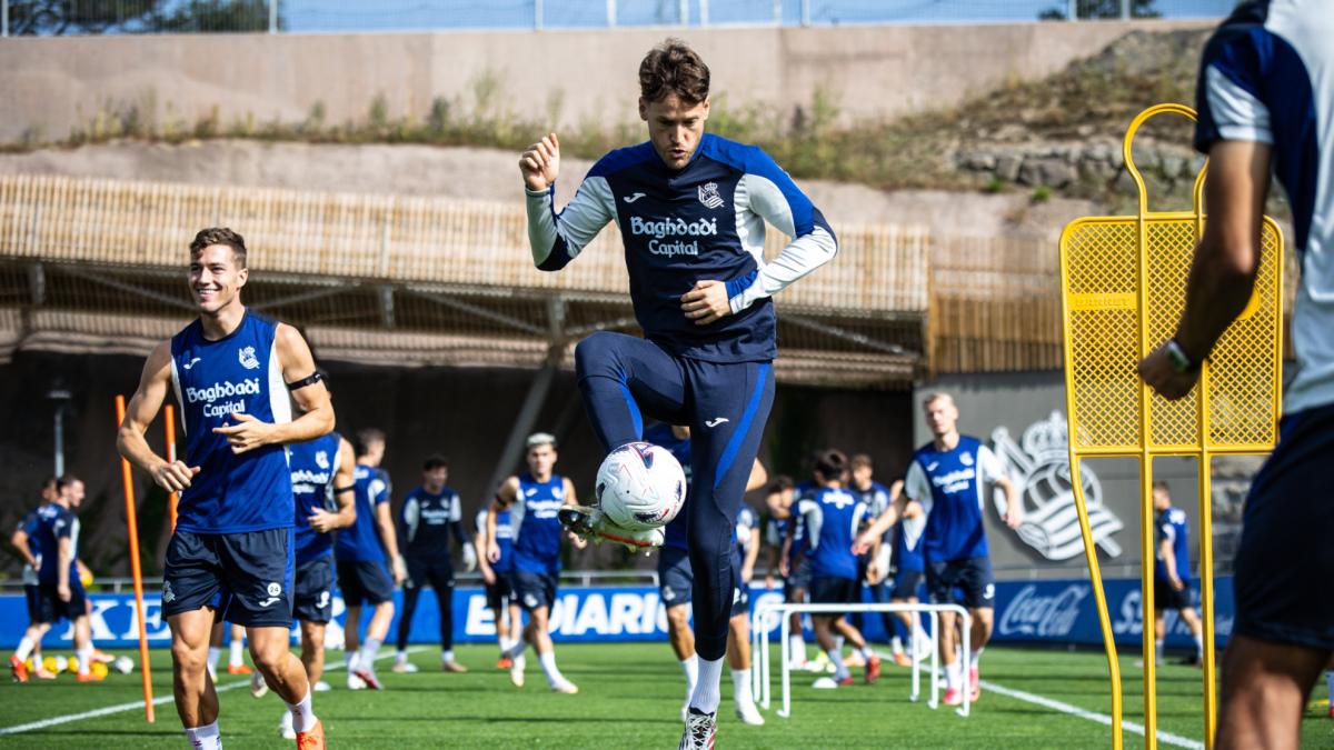 Álex Remiro negocia como titular