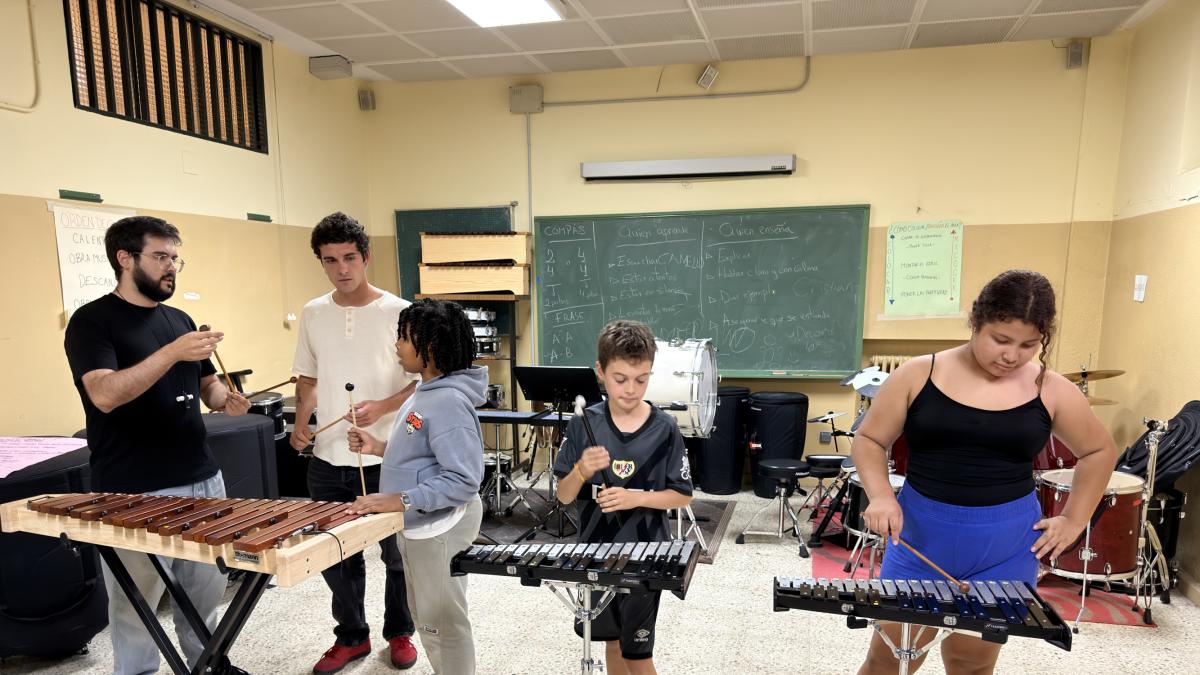 Sergio Camello enchufa Vallecas al rock: una escuela para cambiar vidas