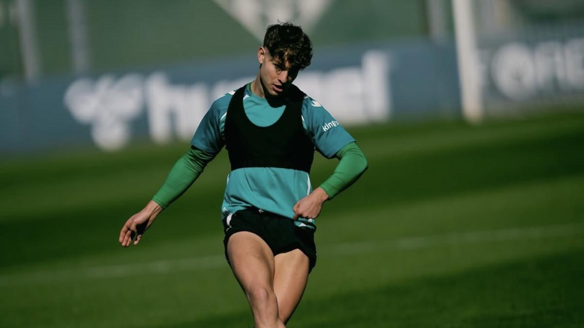 Ángel Ortiz regresa al grupo tras su lesión en el último entrenamiento antes de la visita a Montilivi