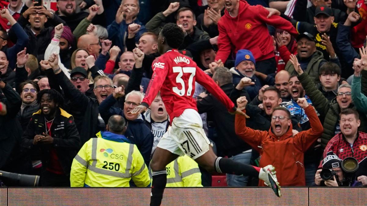 Mainoo celebra su renovación con el United decidiendo un Clásico 'loco' ante el Liverpool