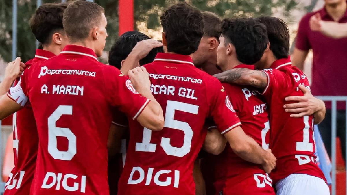 El Murcia se recupera de la derrota en el derbi con una victoria de mérito