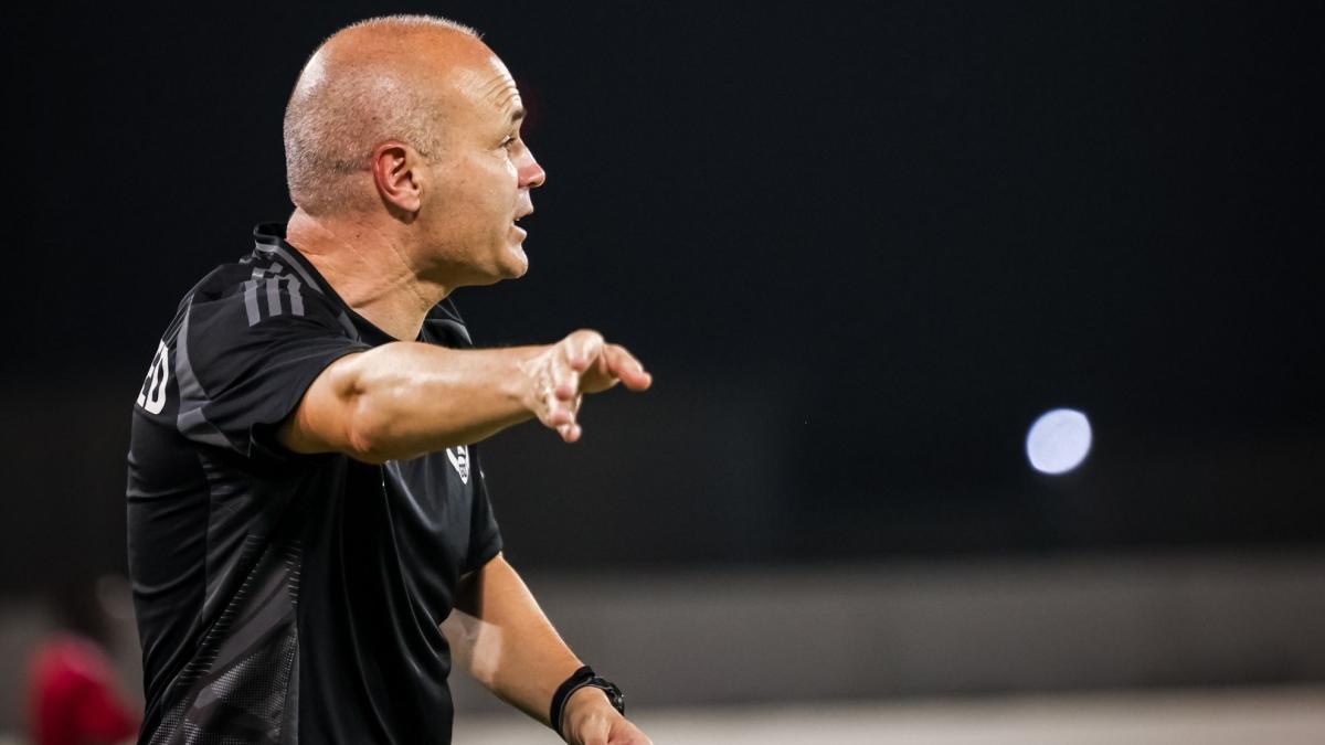 Amargo estreno de Iniesta en el banquillo del Gulf United