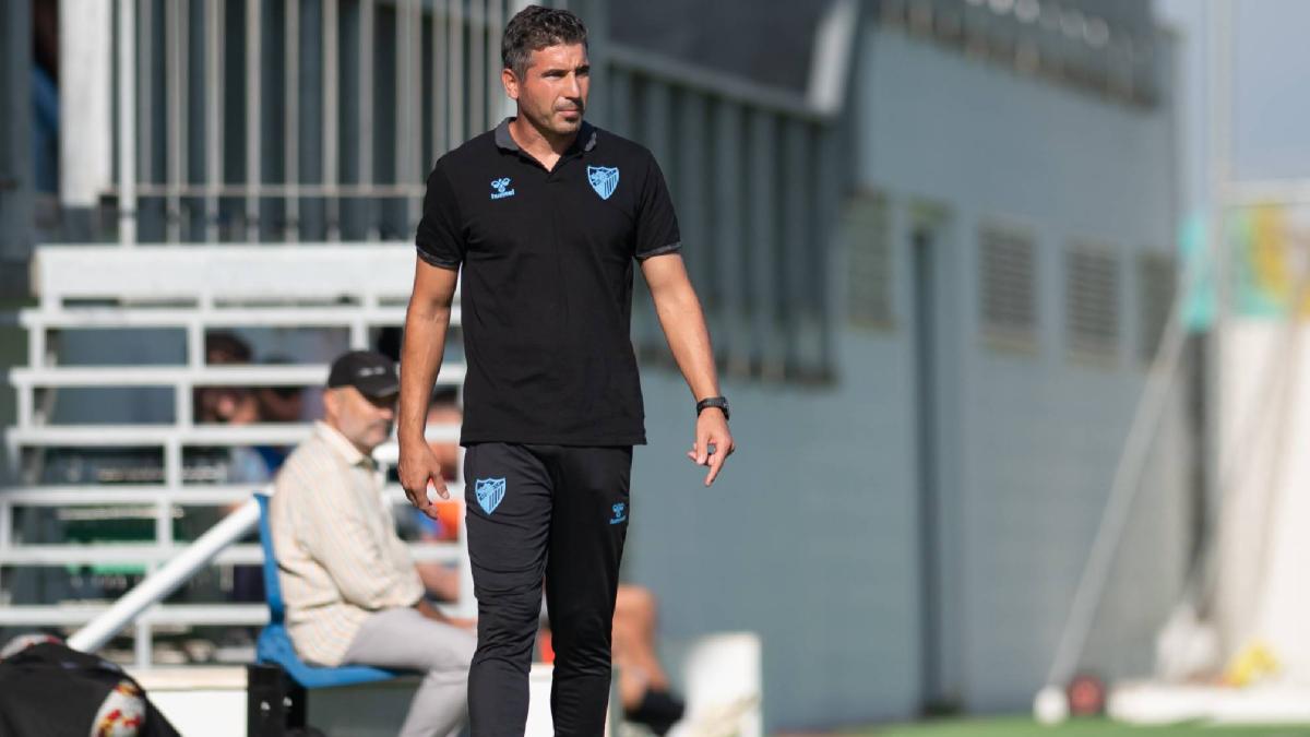 El Málaga cambia a defensa de tres centrales