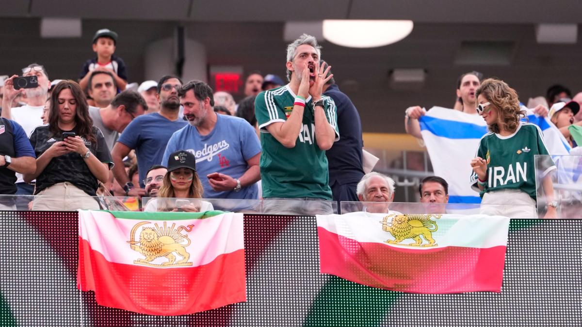 El orgullo, fuera del estadio: Egipto e Irán, que persiguen la homosexualidad, juegan el 'Pride Match'