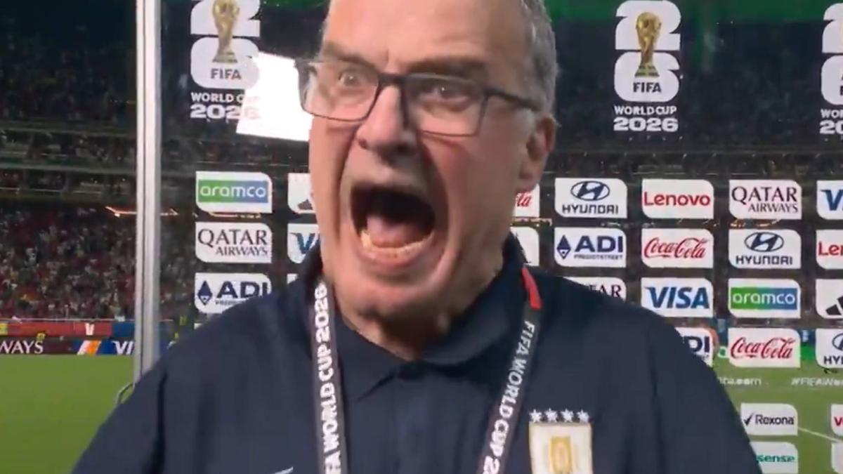 Bielsa pierde los papeles en la 'flash interview': "¡Dale de una vez!"