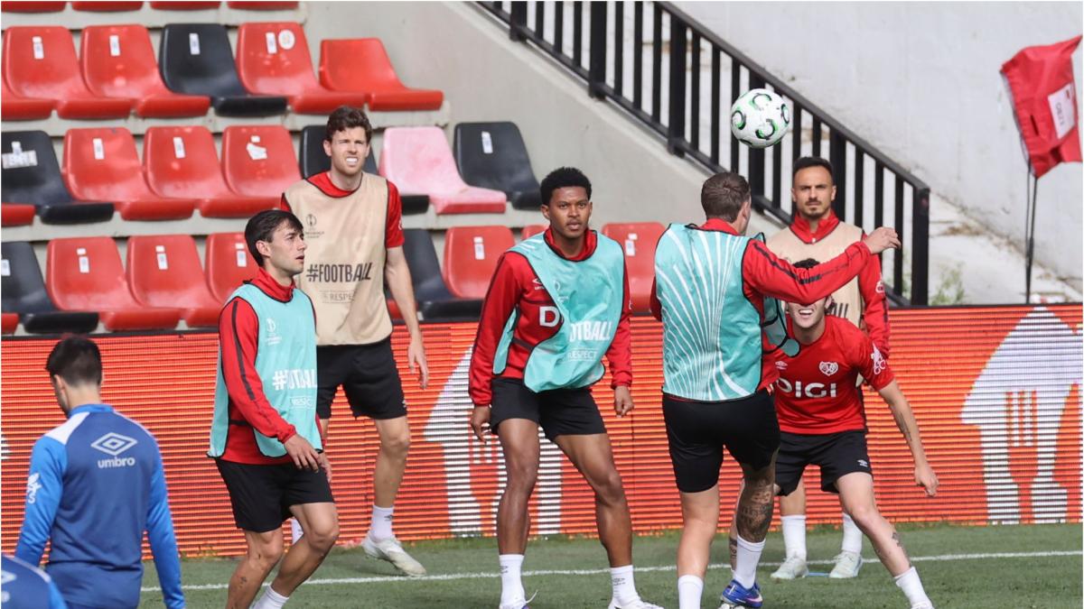 'Navegando en un sueño va tu barrio', lema de la afición rayista para medirse al AEK