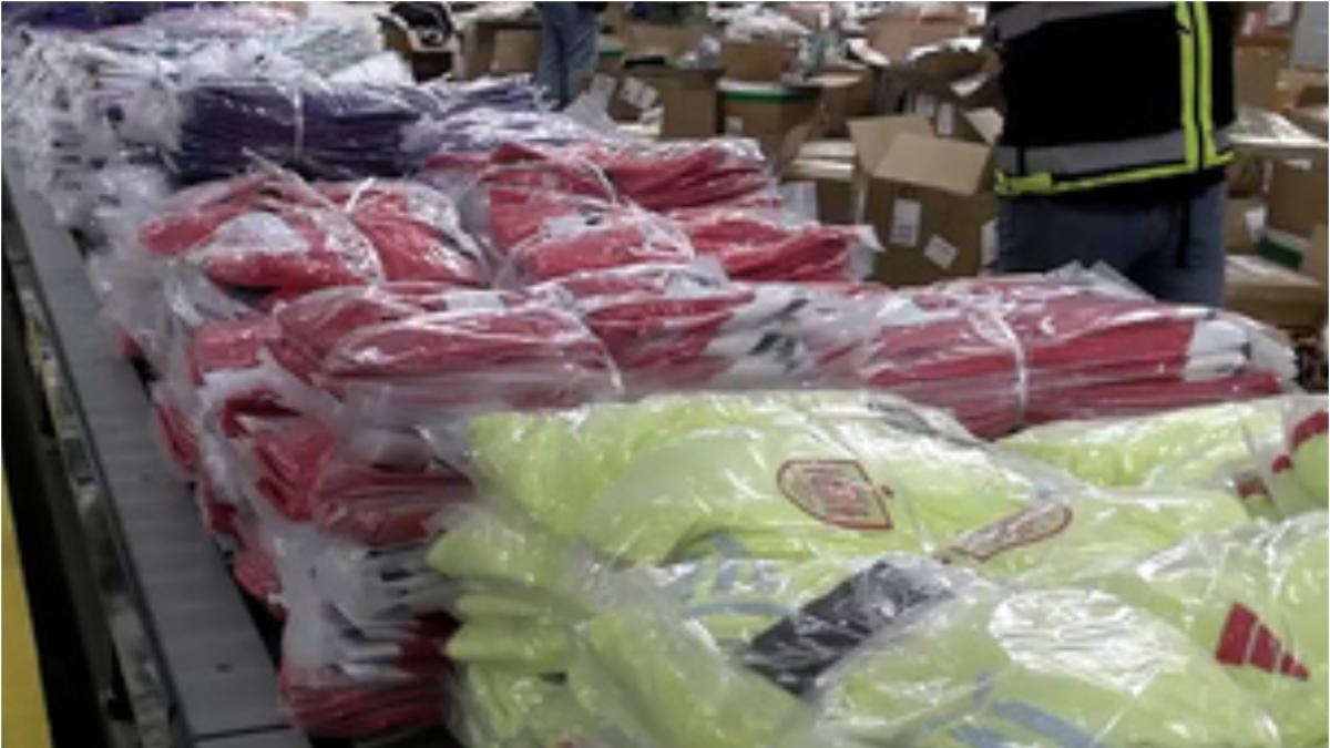 Hong Kong intensifica el control previo al Mundial y confisca 10.000 camisetas falsas