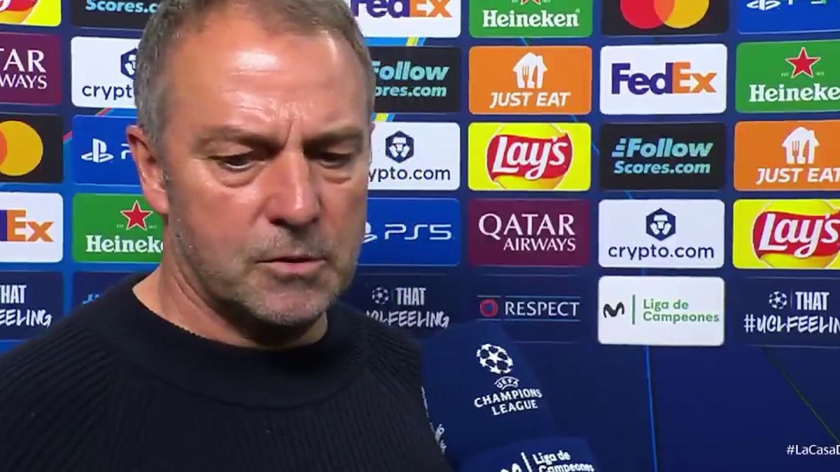 Flick: "Era penalti y roja; no entiendo para qué tenemos el VAR"