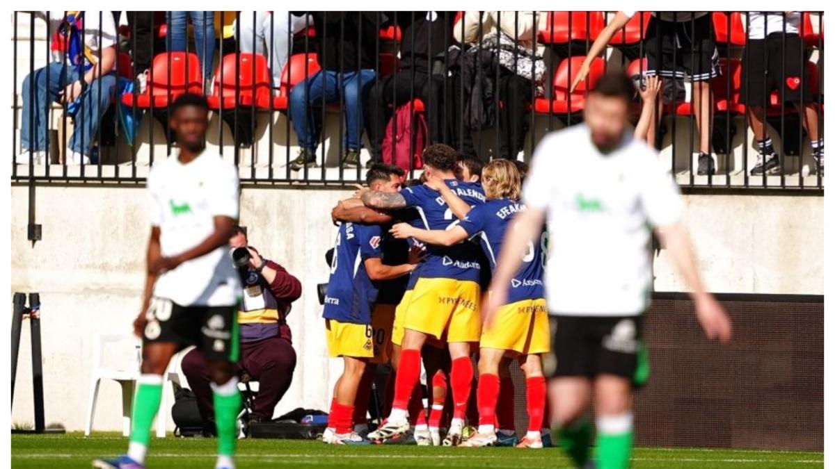 Un Andorra desmelenado remonta y acaba goleando a un líder muy frágil