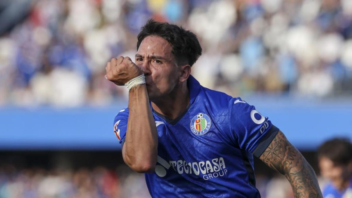Uruguay informa de que Martín Satriano regresa por "un proceso inflamatorio" en su rodilla