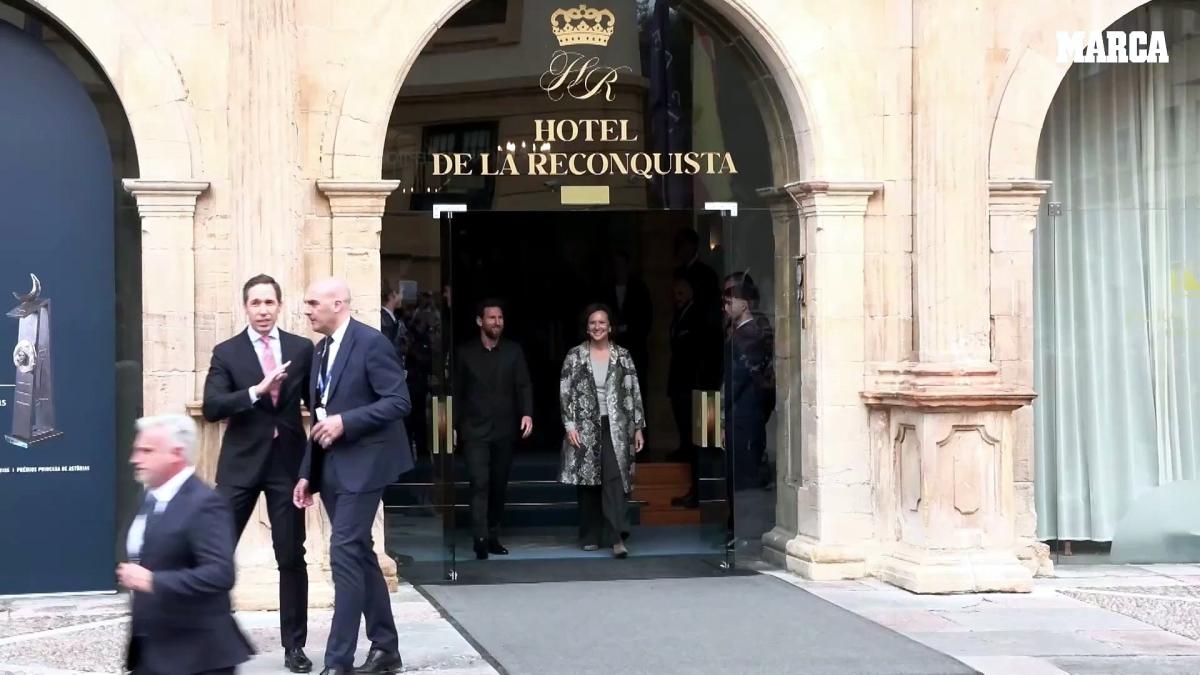 Messi recibe en Oviedo su primer baño de cariño: decenas de personas le dan la bienvenida