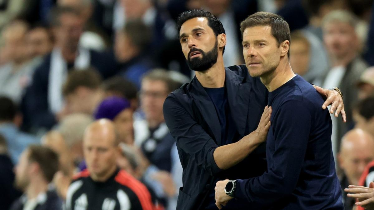 Reencuentro con abrazo cariñoso entre Arbeloa y Xabi Alonso