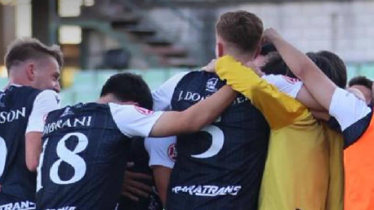 Un golazo de Víctor Corral evita el triunfo del líder