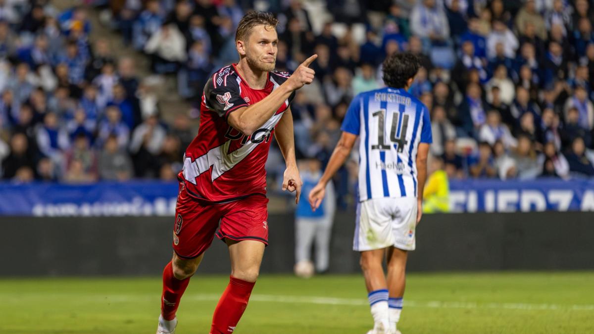 El Rayo remonta y despide a un combativo Recreativo de la Copa del Rey