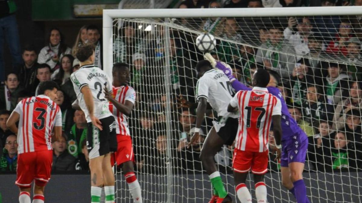 El Racing gana al Almería al final de la primera parte