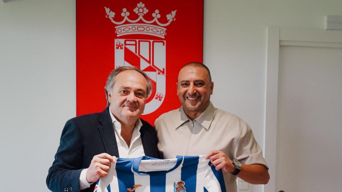Aperribay viaja con el Sanse a Ceuta y regala una camiseta de Oyarzabal al club local