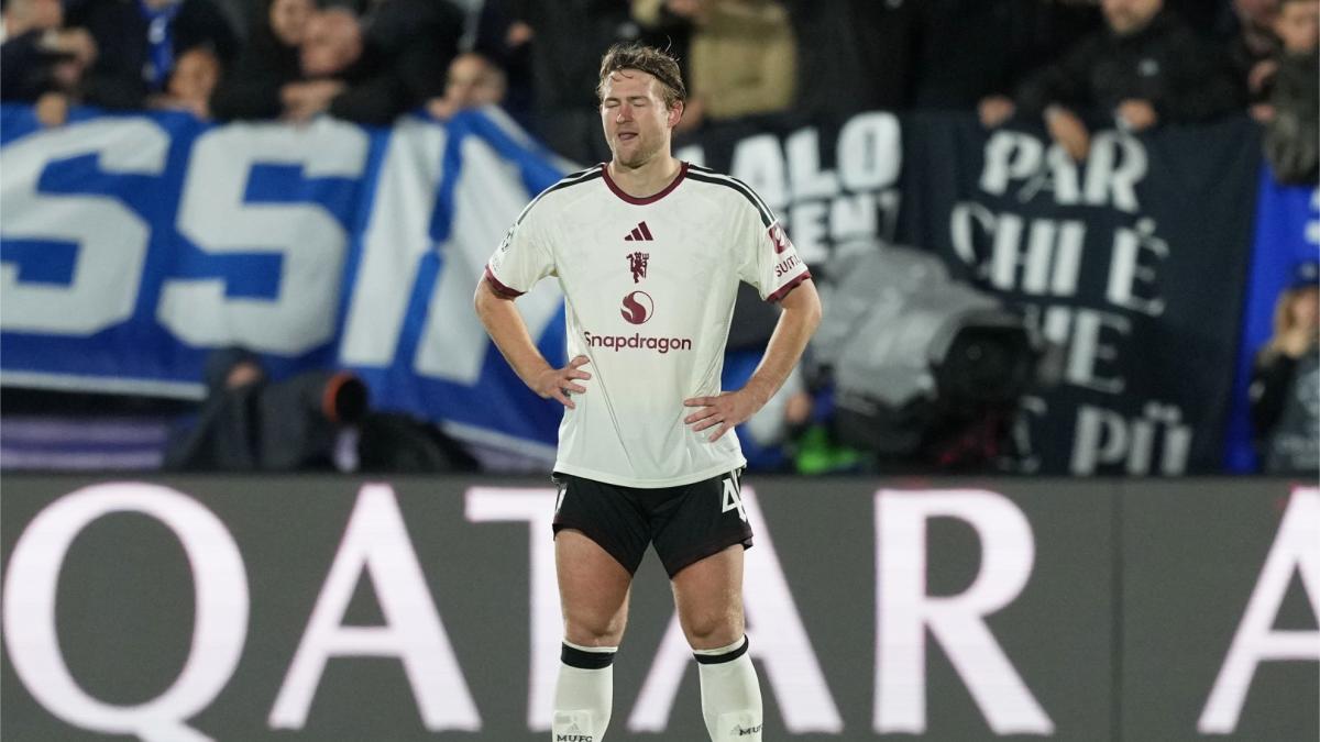 La 'pesadilla' de De Ligt en su reestreno con el United... ¡326 días después!