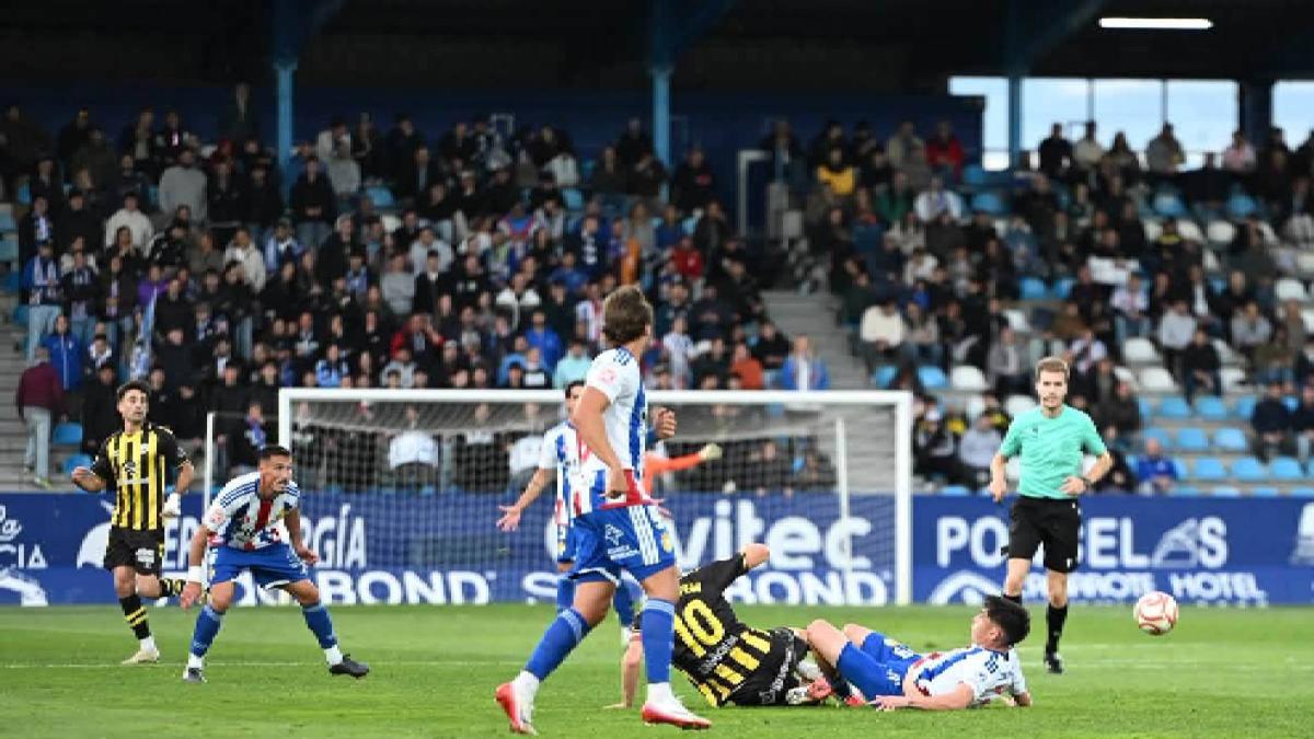 La Ponferradina se atasca en El Toralín