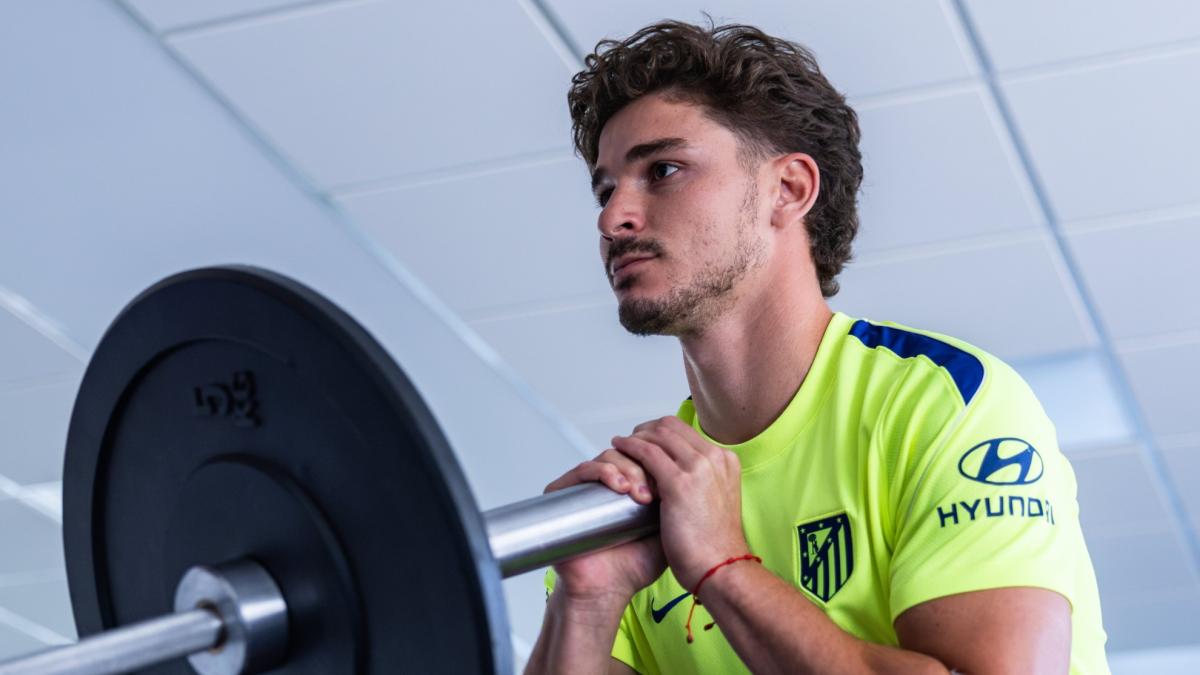 Julián Álvarez se reúne con sus agentes e insiste: quiere jugar en el Barça