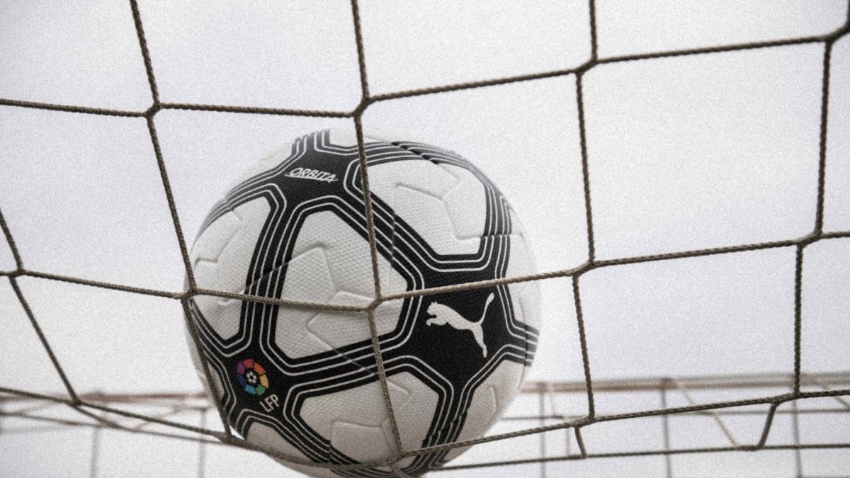 LaLiga presenta el balón con el que se jugará la jornada retro